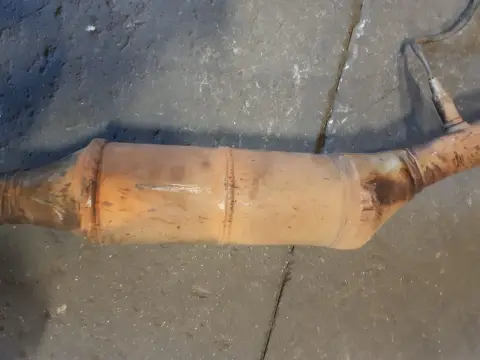 1715561 catalytic converter